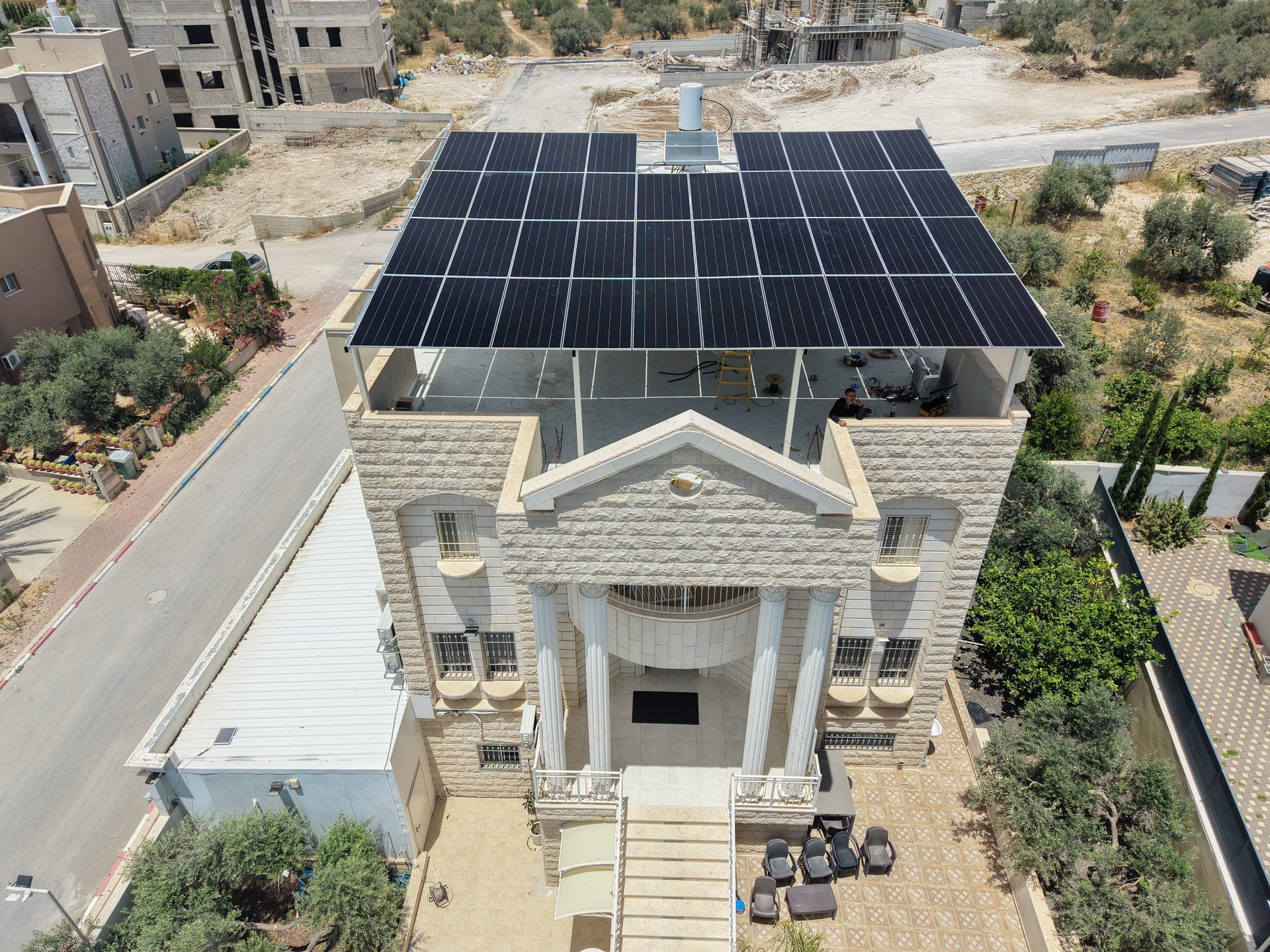 פרויקט 04 — מערכת ביתית על פרגולה כולל אגירה