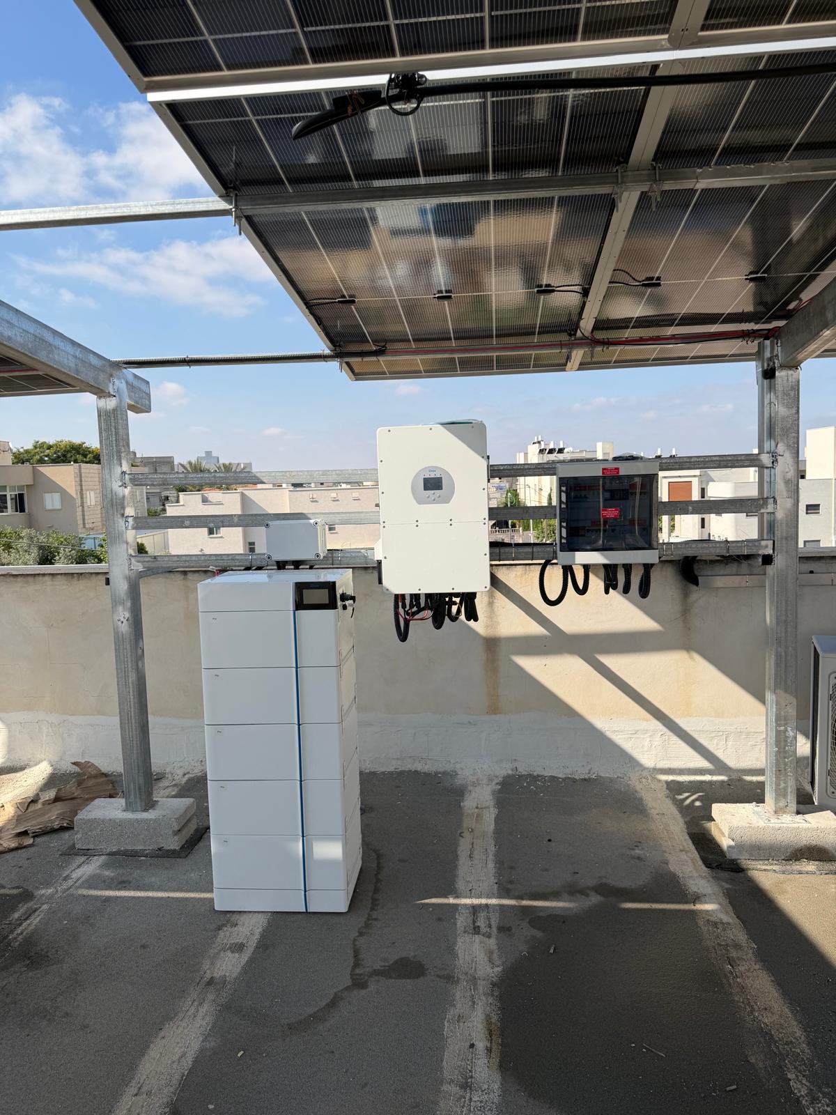 ממיר, ארון חשמל וסוללות אגירה מתחת לפרגולה סולארית