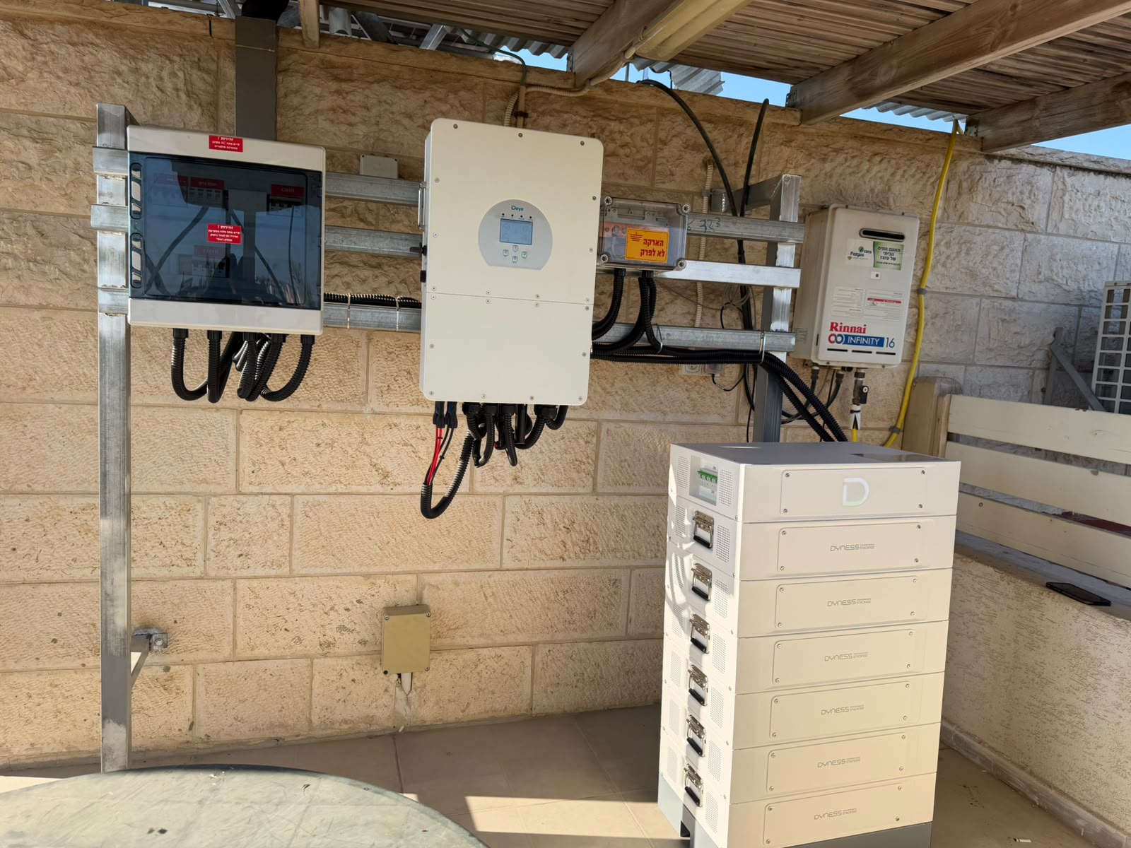 ממיר Deye, ארון בקרה ומערך סוללות אגירה