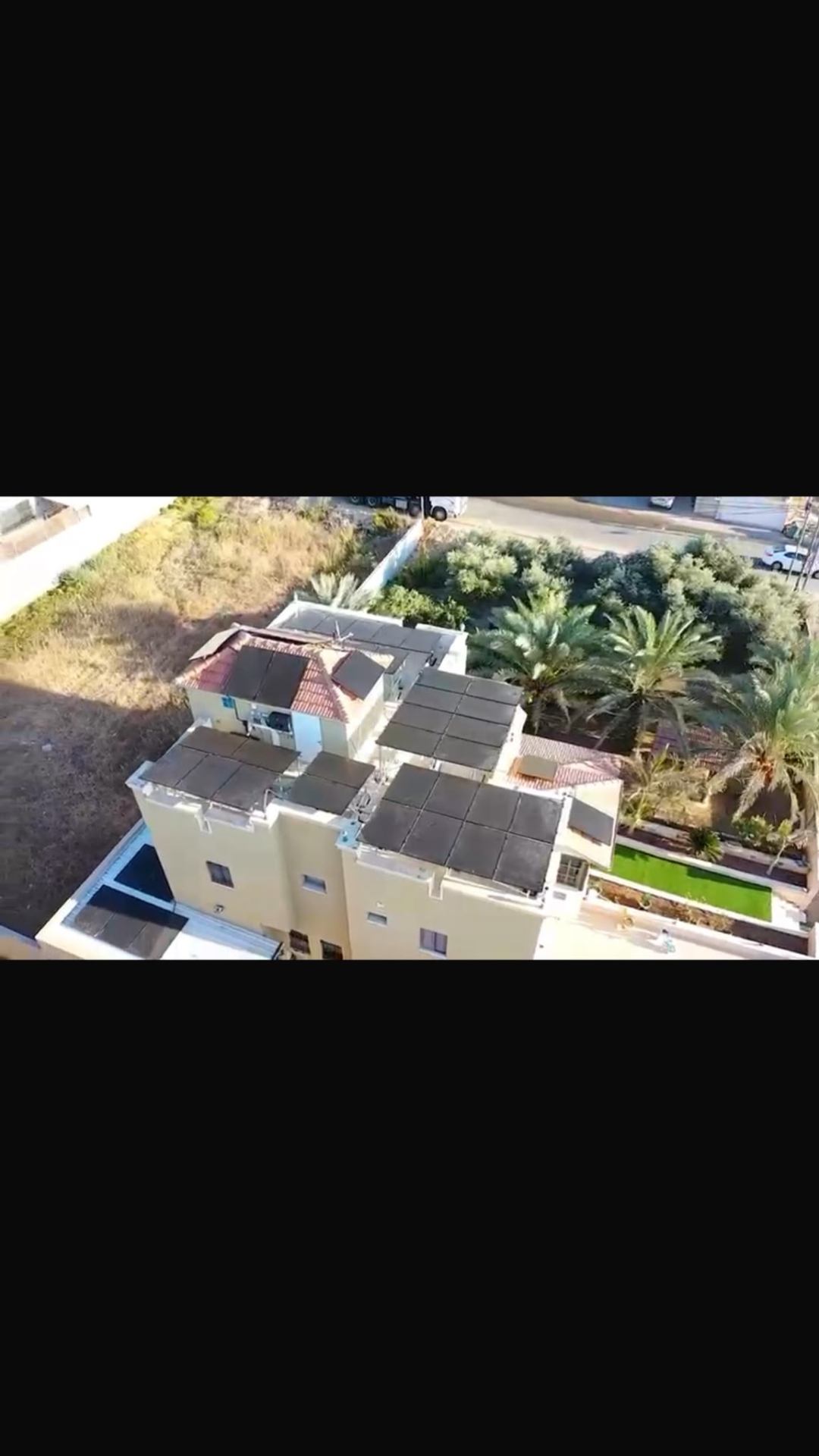 זווית אווירית נוספת של המערכת בין עצי הדקל